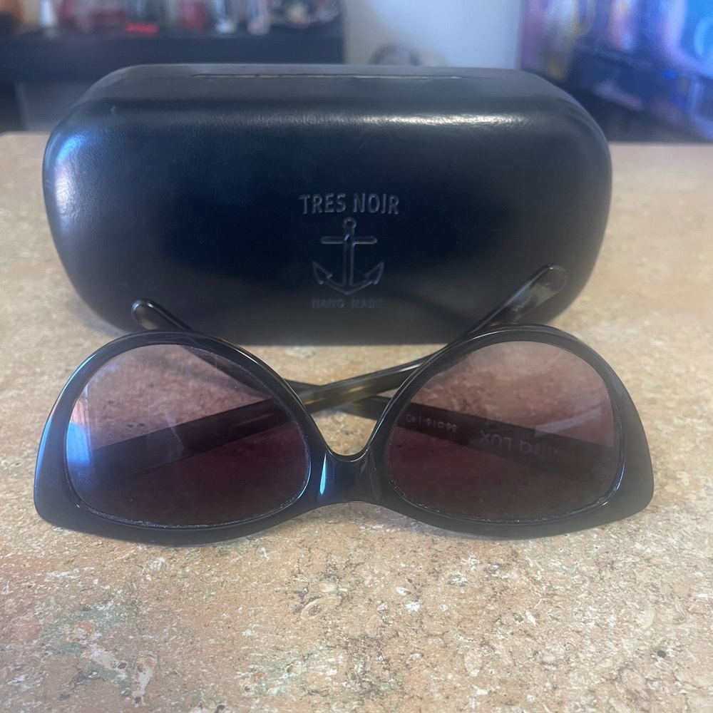 Tres Noir cat eye sunglasses.